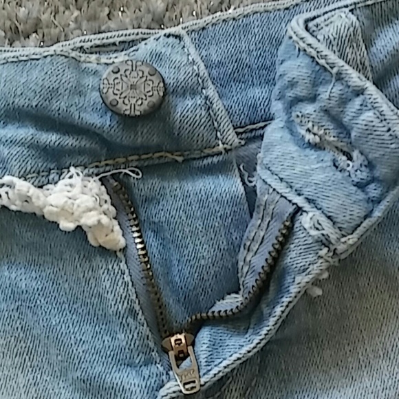 No boundaries Distress Denim Shorts - Picture 7 of 8